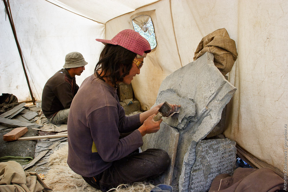 изготовление мантр на камнях, mani stones makers