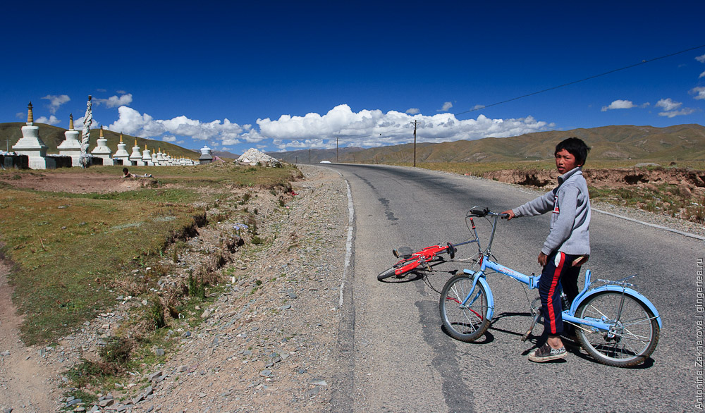 Юный тибетский велосипедист
