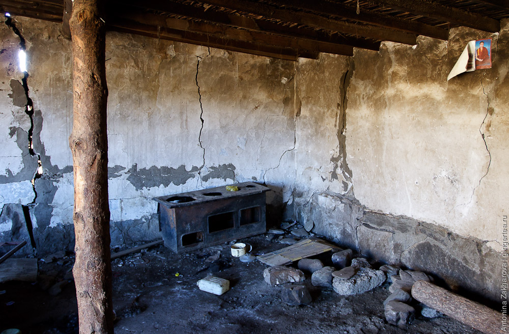 Внутри одного из оставленных тибетских домов