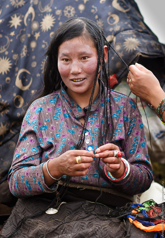 Тибетки очень любят косички. Говорят, иногда их заплетают целых 108 - священное число для тибетцев