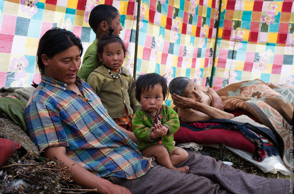 семья тибетских кочевников в своей палатке
