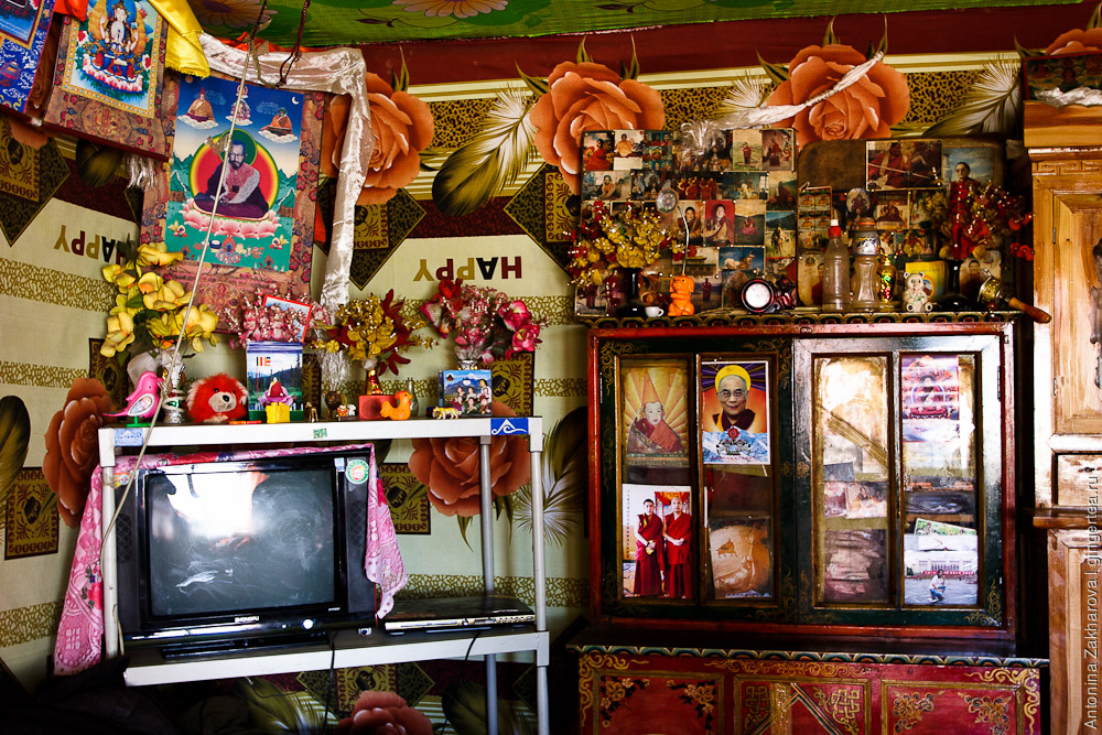 Алтарь в комнате тибетского дома