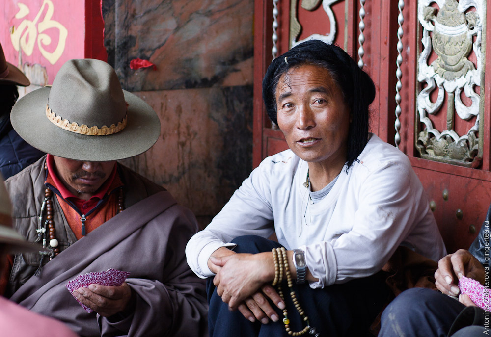 тибетец в Кхаме с косами на голове