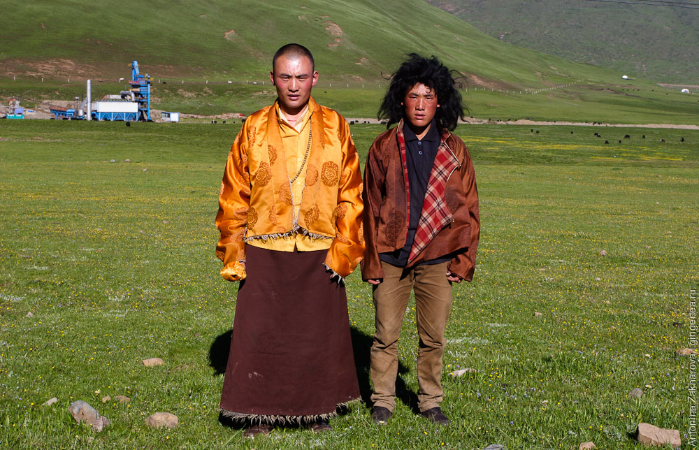 лысый тибетец монах и волосатый тибетец пастух