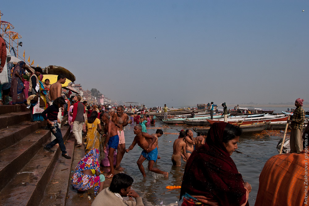 Солнечное затмение в Варанаси и массовое купание в Ганге