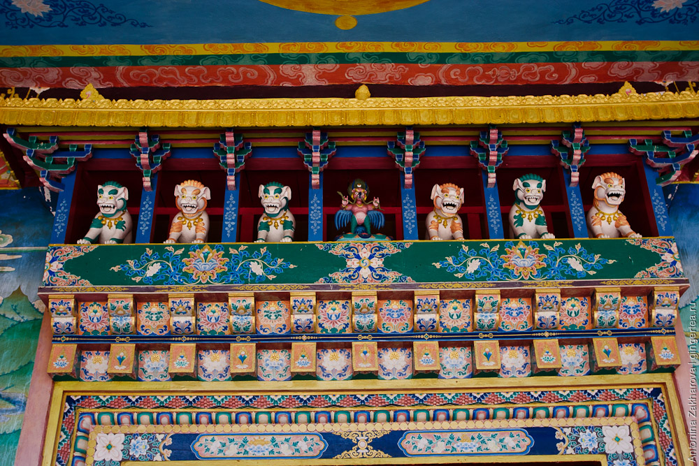 тибетский монастырь в Кунгри, символ буддизма гаруда