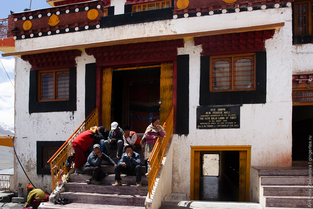 тибетцы на ступенях у нового храма в Ки гомпе в Спити, Key gompa in Spiti