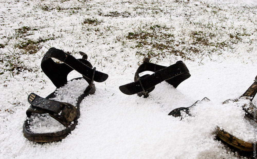 сандалии в снегу, sandals in snow