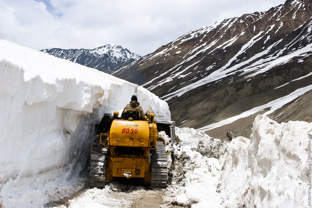 экскаватор BRO расчищает снежник в долине Лахул в июне