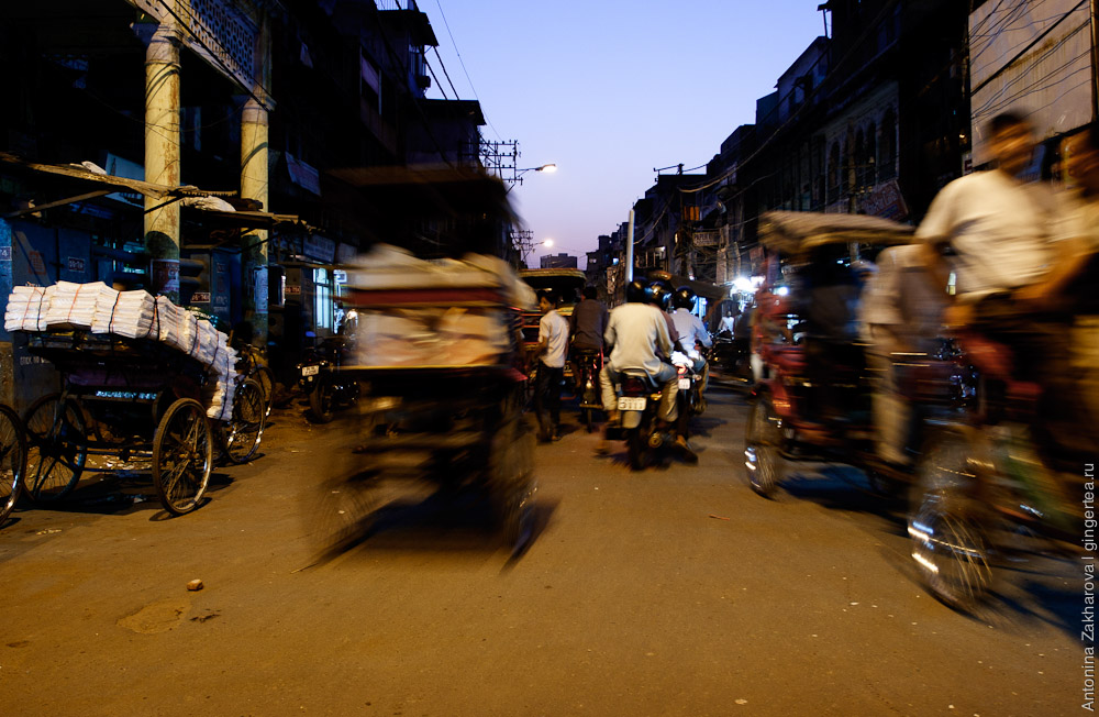 рикши на улице в Дели, движение в Дели, traffic in Delhi