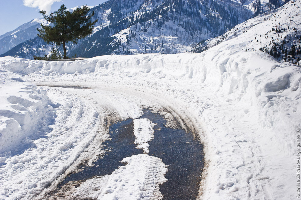 заснеженная дорога в долине Куллу зимой