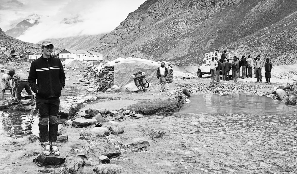 База дорожных рабочих при подходе к перевалу Шинго-Ла