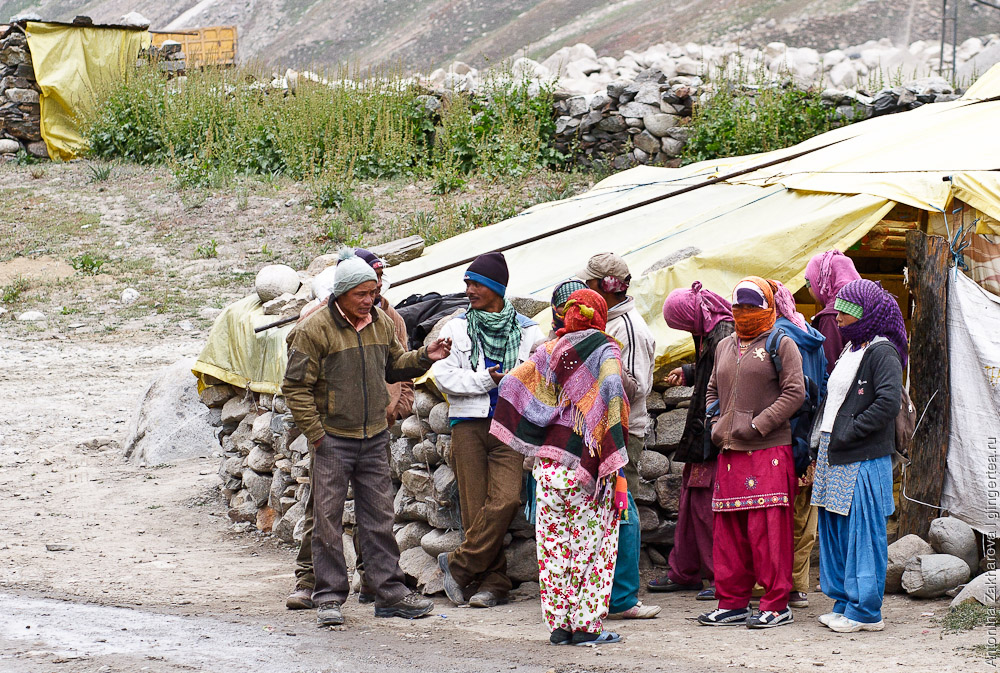 База дорожных рабочих при подходе к перевалу Шинго-Ла: Лахульские женщины