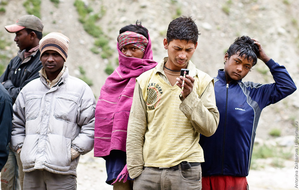 База дорожных рабочих при подходе к перевалу Шинго-Ла: парни из равнинной Индии