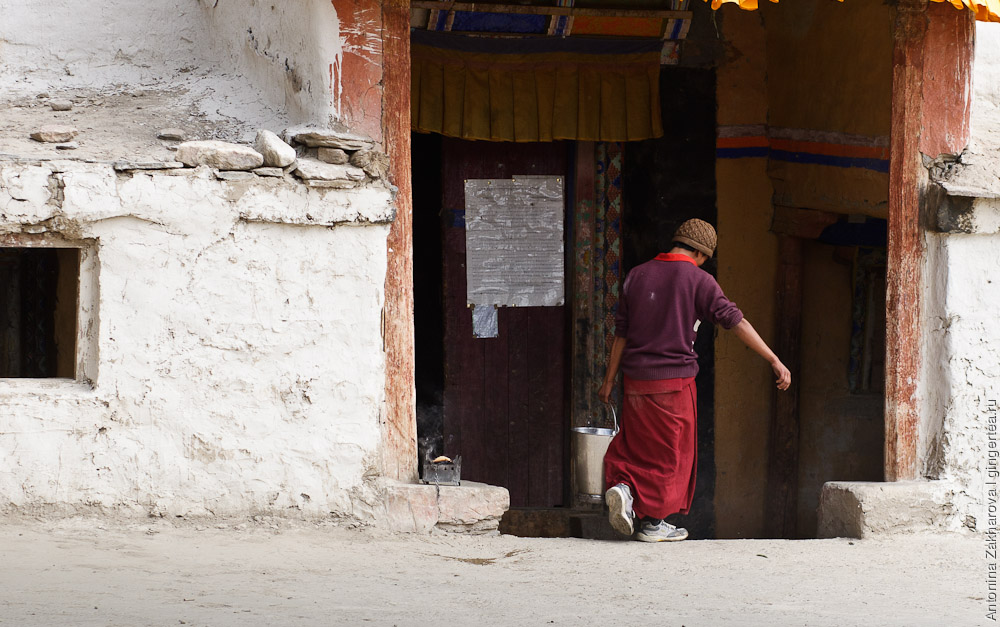 тибетский монах несет ведро, как живут в буддийском монастыре, деревня Сани, Занскар