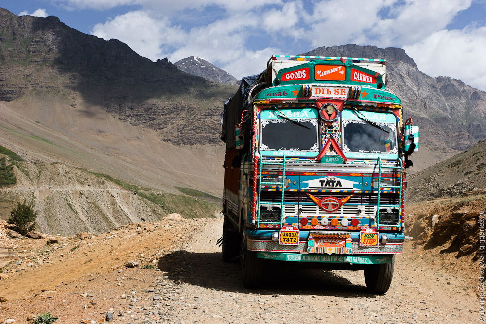 Индийские грузовики доставляют по этой трудной дороге товары в Занскар, Каргил, Индия