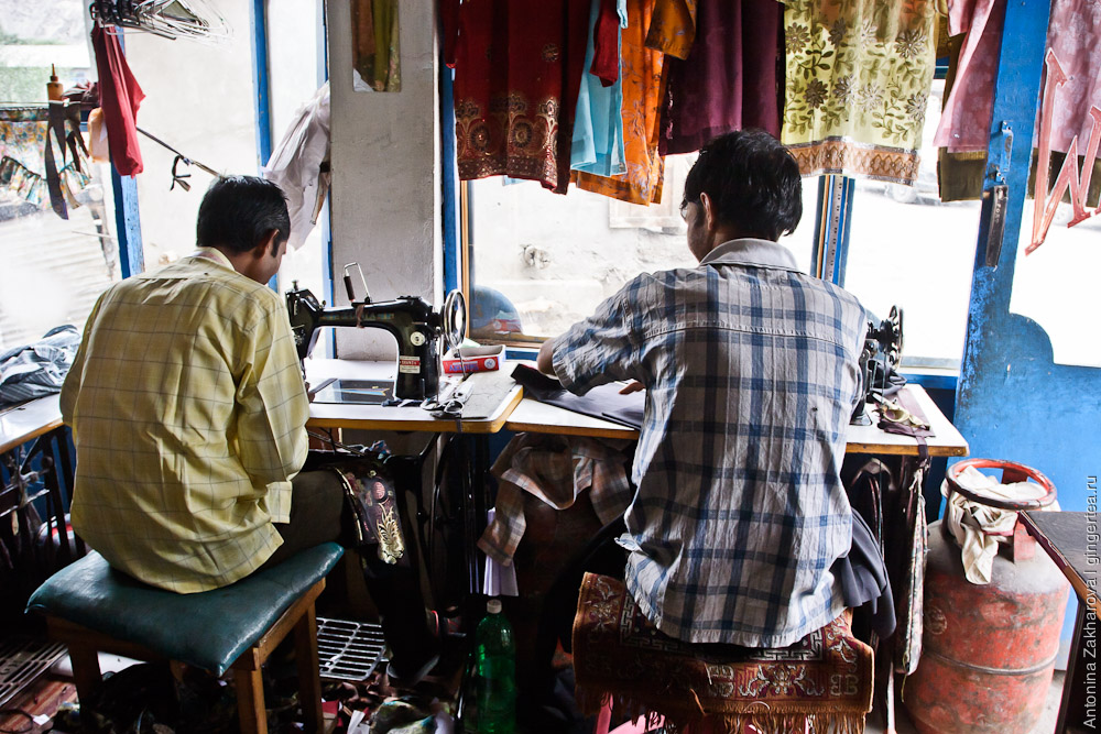 портные за работой в швейной мастерской в Каргиле, Индия
