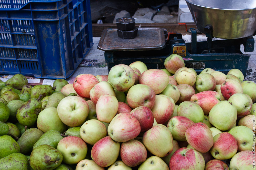 яблоки и груши на восточном базаре в городе Каргил