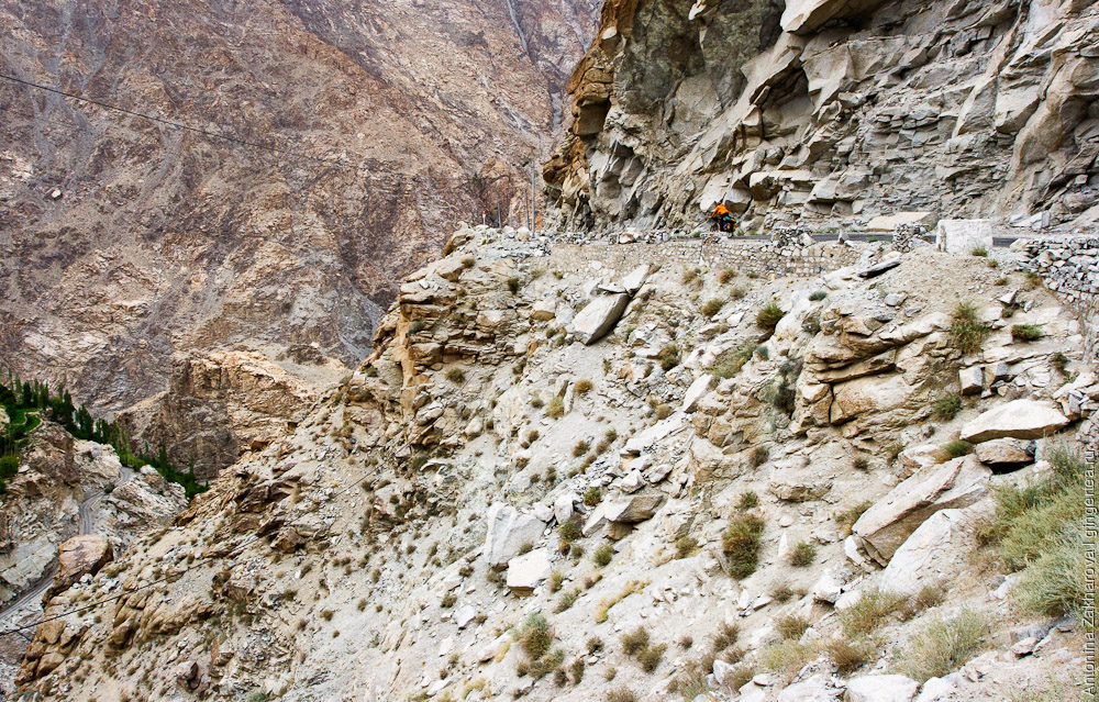 велосипедист на автомобильной дороге с перевала Хамботинг-Ла к долине Инда