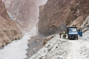 Наперегонки со строителями, или Снова по закрытой дороге из Леха в Падум. Гималаи, Ладакх, Каракорум – глава 11