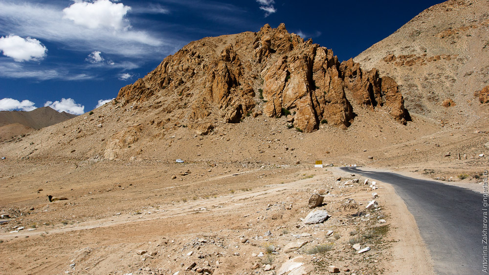 асфальтовая дорога из Леха на перевал Кардунг-Ла в Ладакхе