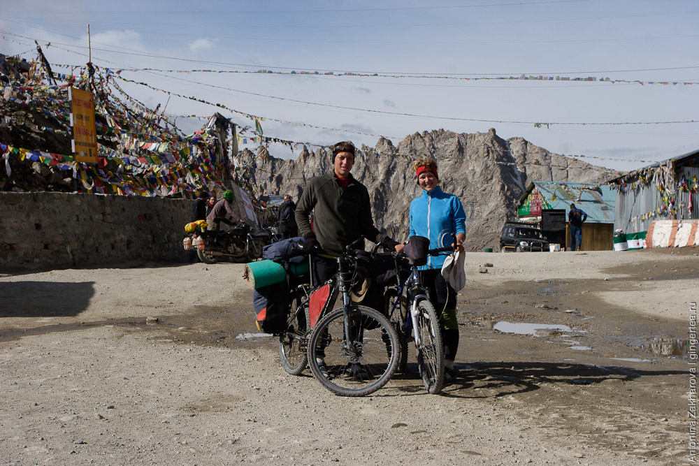велосипедисты Антонина Захарова и Павел Борисов на перевале Кардунг Ла в Ладакхе
