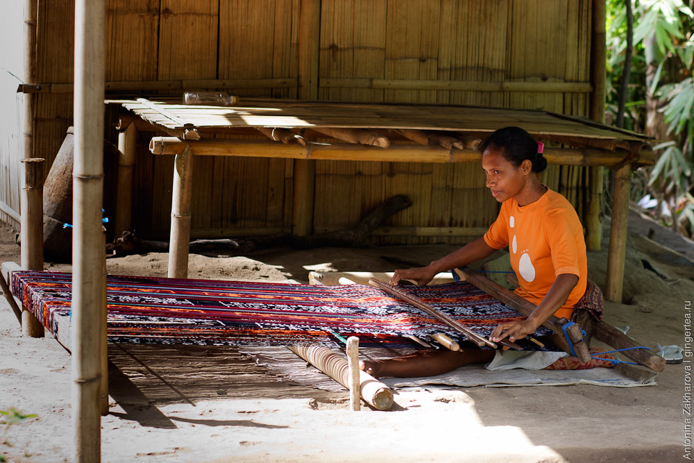 ручной ткацкий станок в Индонезии