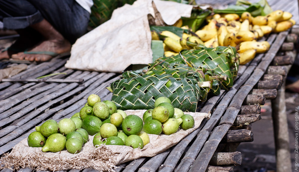Деревенский фруктовый рынок в Индонезии