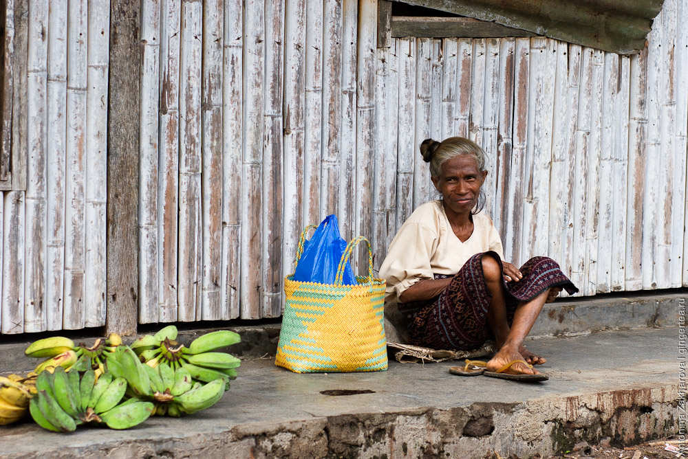 Женщина продает бананы на Флоресе