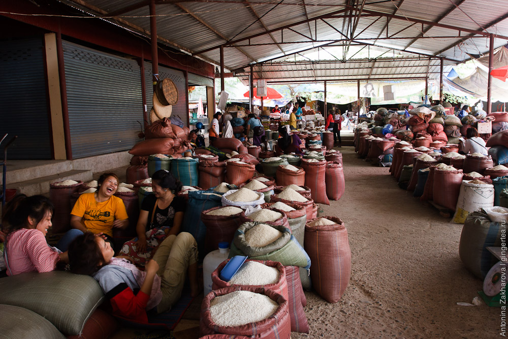 рынок риса в Лаосе
