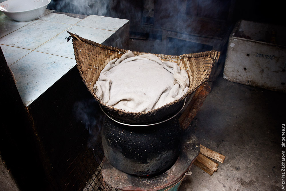 корзина, в которой готовят на пару клейкий рис в Лаосе