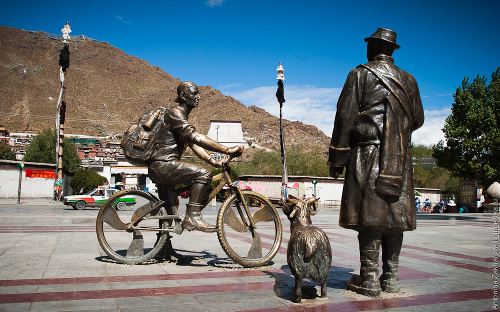 памятник велосипедисту в Шигадзе, Тибет