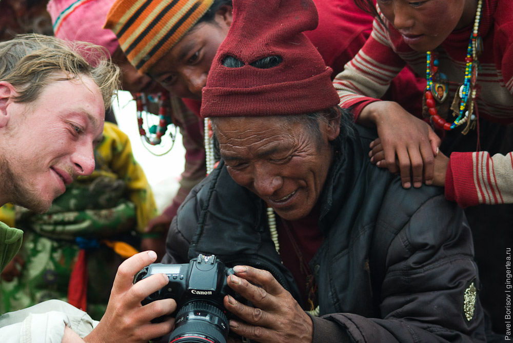 Тибетцы смотрят себя на экранчике фотоаппарата