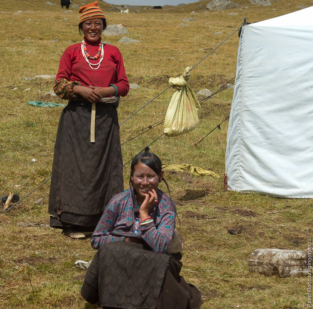 Тибетские женщины неизменно носят традиционное платье-пальто 