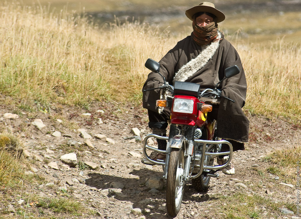 тибетец на мотоцикле