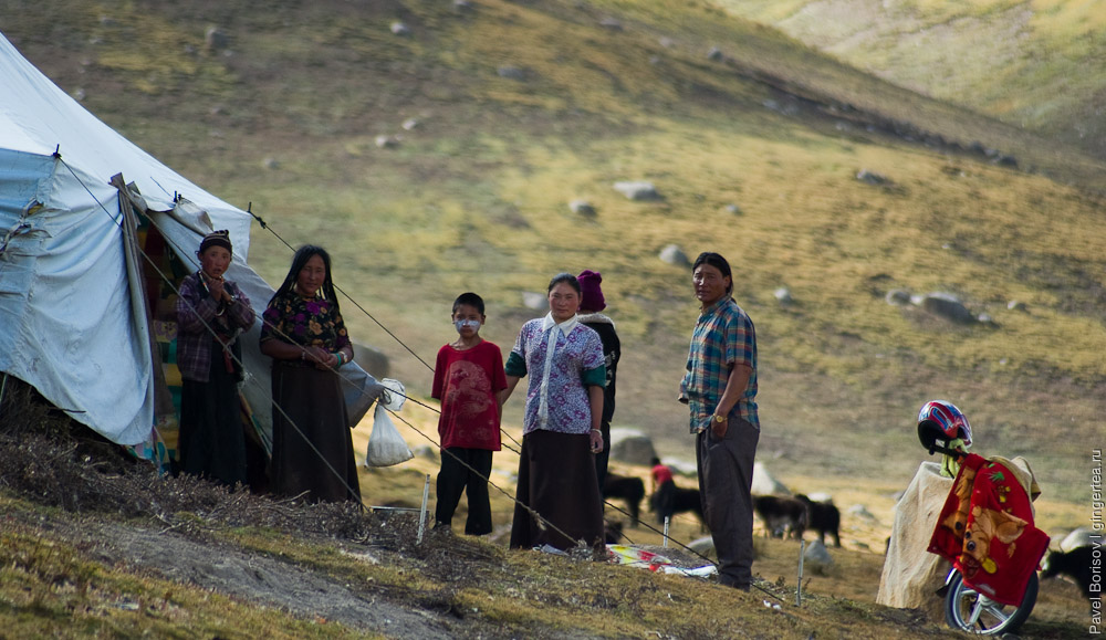 Гостеприимная тибетская семья у своей палатки