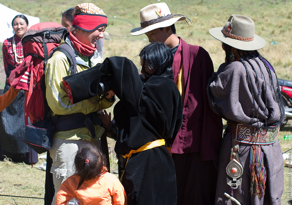 Празднично одетые тибетцы