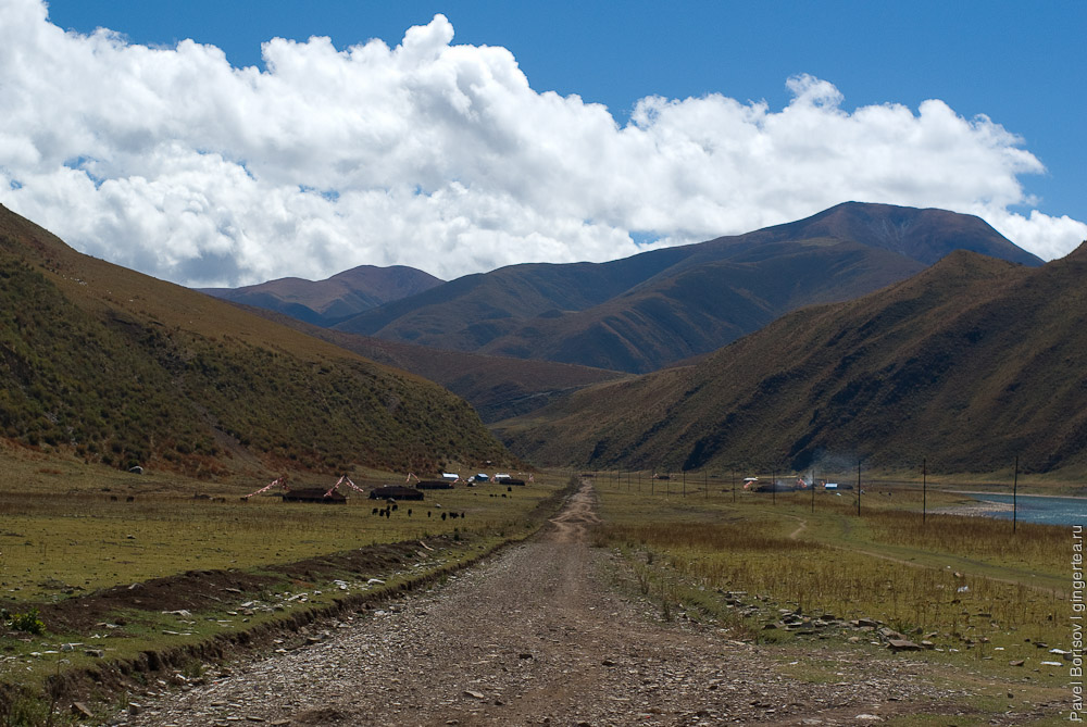 Тибетские палатки вдоль дороги по реке Ялунцзян