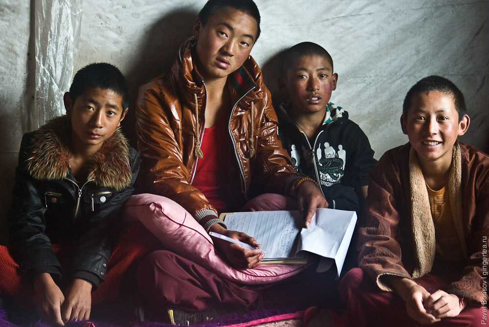 Ученики в тибетском монастыре, Сычуань