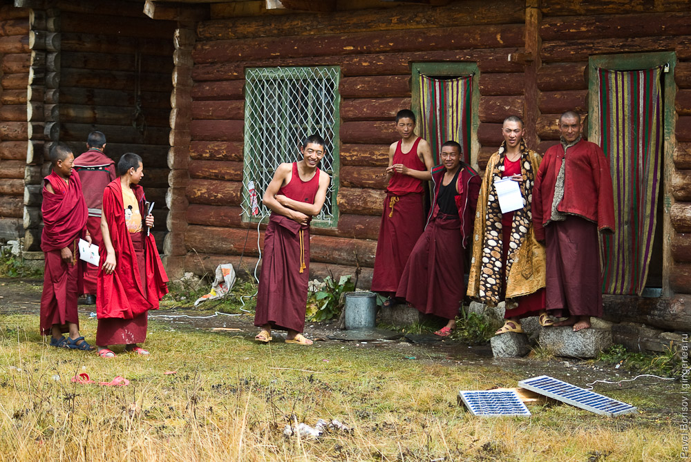 Старшеклассники в тибетском монастыре и монах-преподаватель, Сычуань