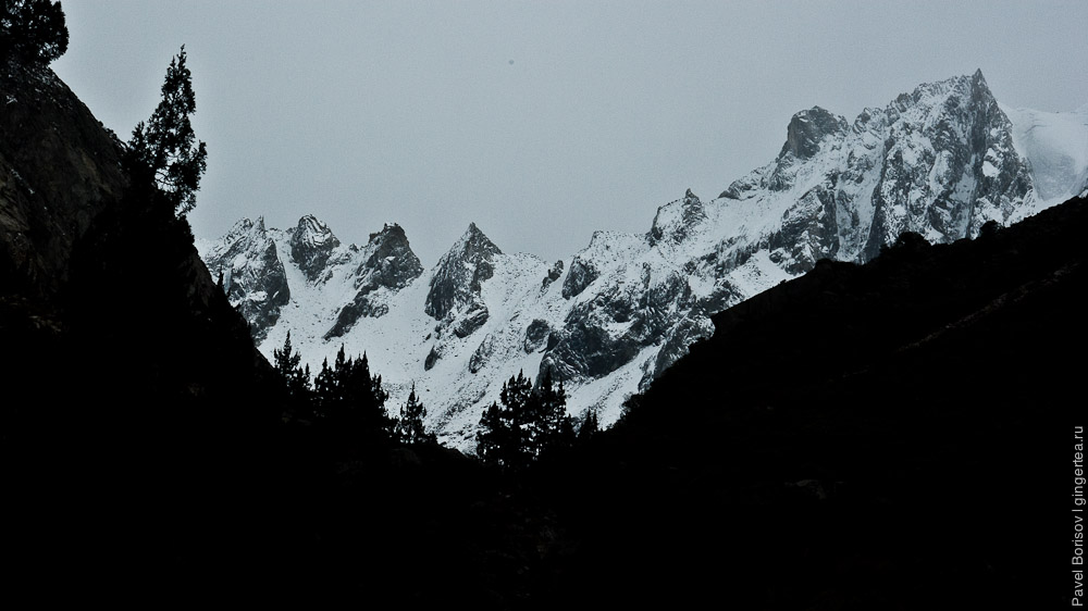 хребет и перевал Розовой долины, у горы Гьеньен, Сычуань