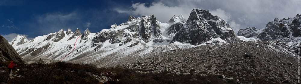 панорама хребта и путь подъема на перевал Розовой долины у горы Гьеньен, Сычуан title=