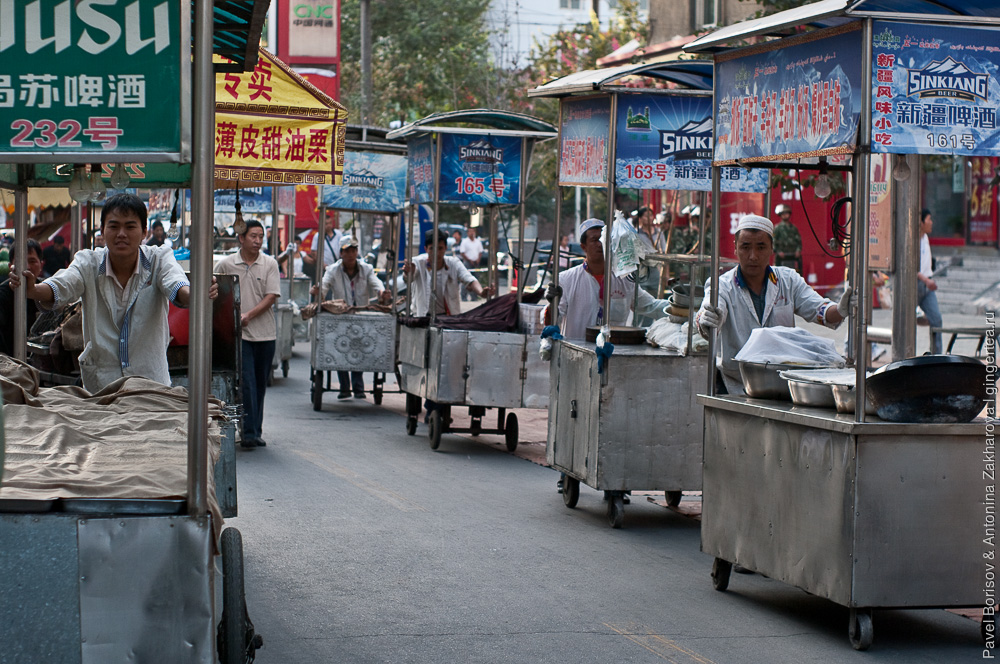 уличные торговцы, Урумчи, Китай