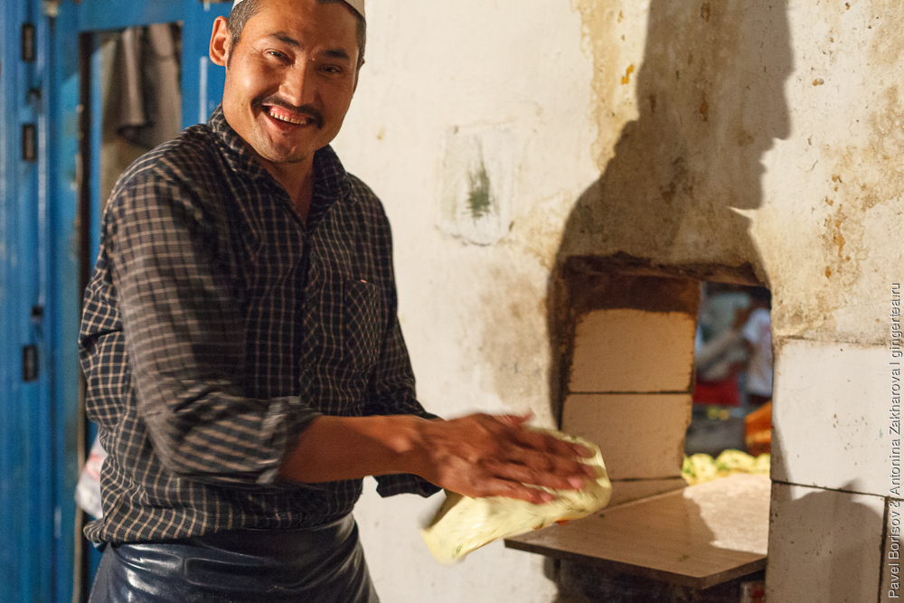 улыбчивый уйгур продавец лепешек в Синьцзяне