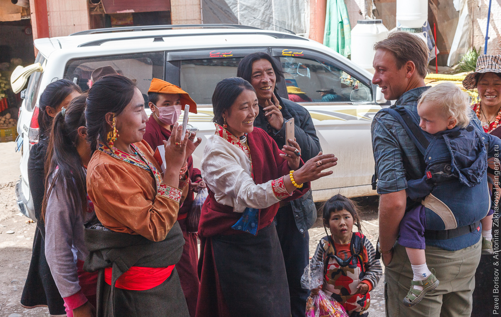 тибетцы в городе Цзадо в Цинхае, Китай