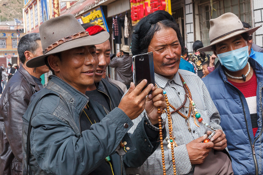 тибетцы кхампа с цветными нитями в волосах