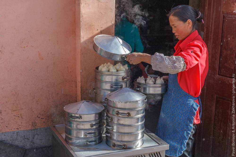 женщина готовит баоцзы, Китай