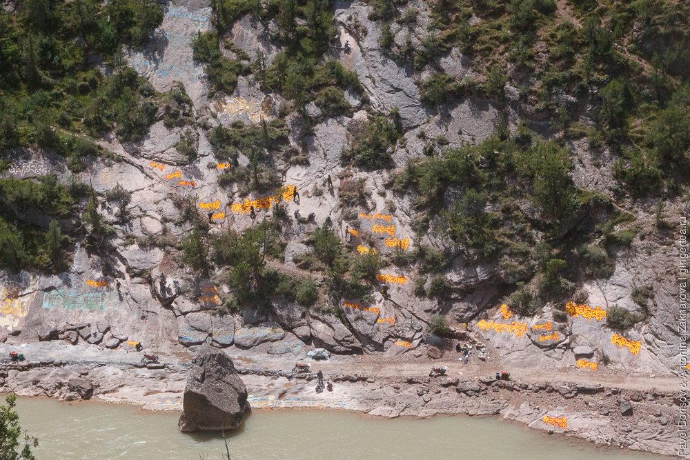 тибетцы высекают мантры на скале