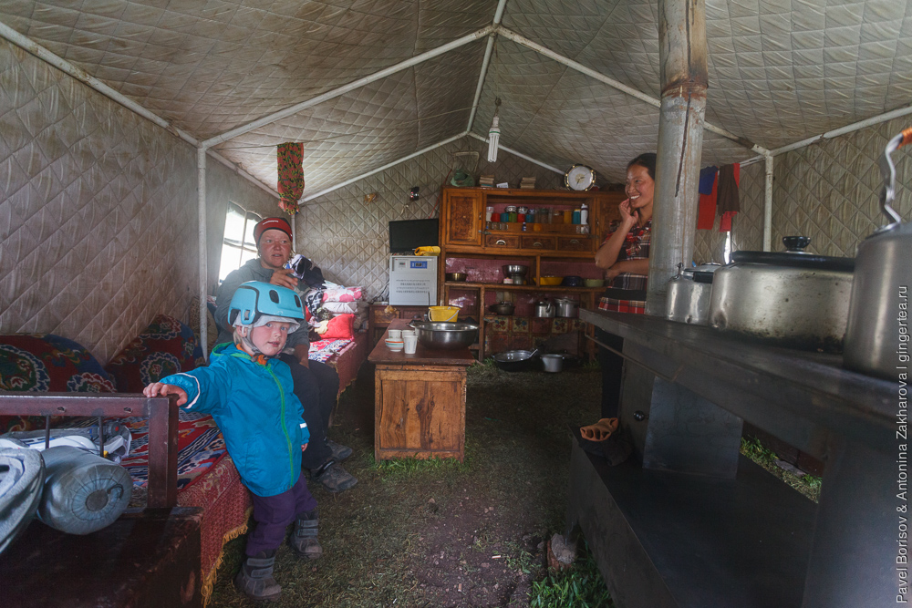 в палатке тибетцев-кочевников