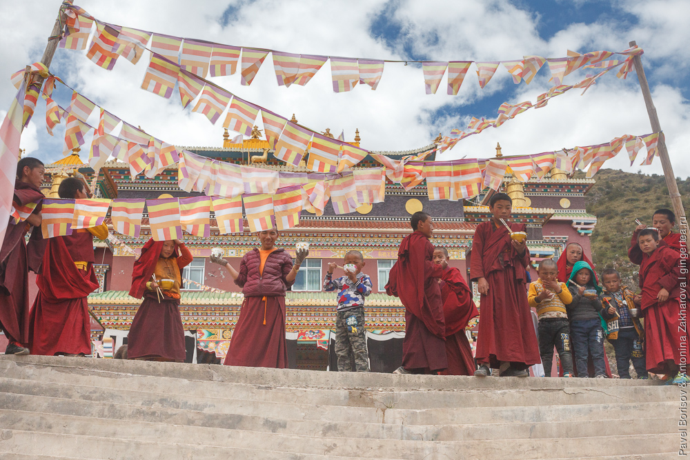 дети-монахи в тибетском монастыре